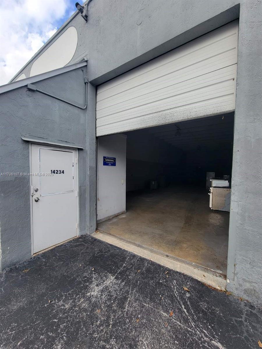 Spacious 1540sq foot warehouse space.  Association approval required prior to move-in.
Tenant will be responsible for HOA, CAM (which includes water/sewer/garbage) and Electricity.
HOA covers Insurance and Building Maintenance.
MOVE IN COST:  First month's rent plus an equal amount security deposit.
Please Contact Listing Agent for showings.