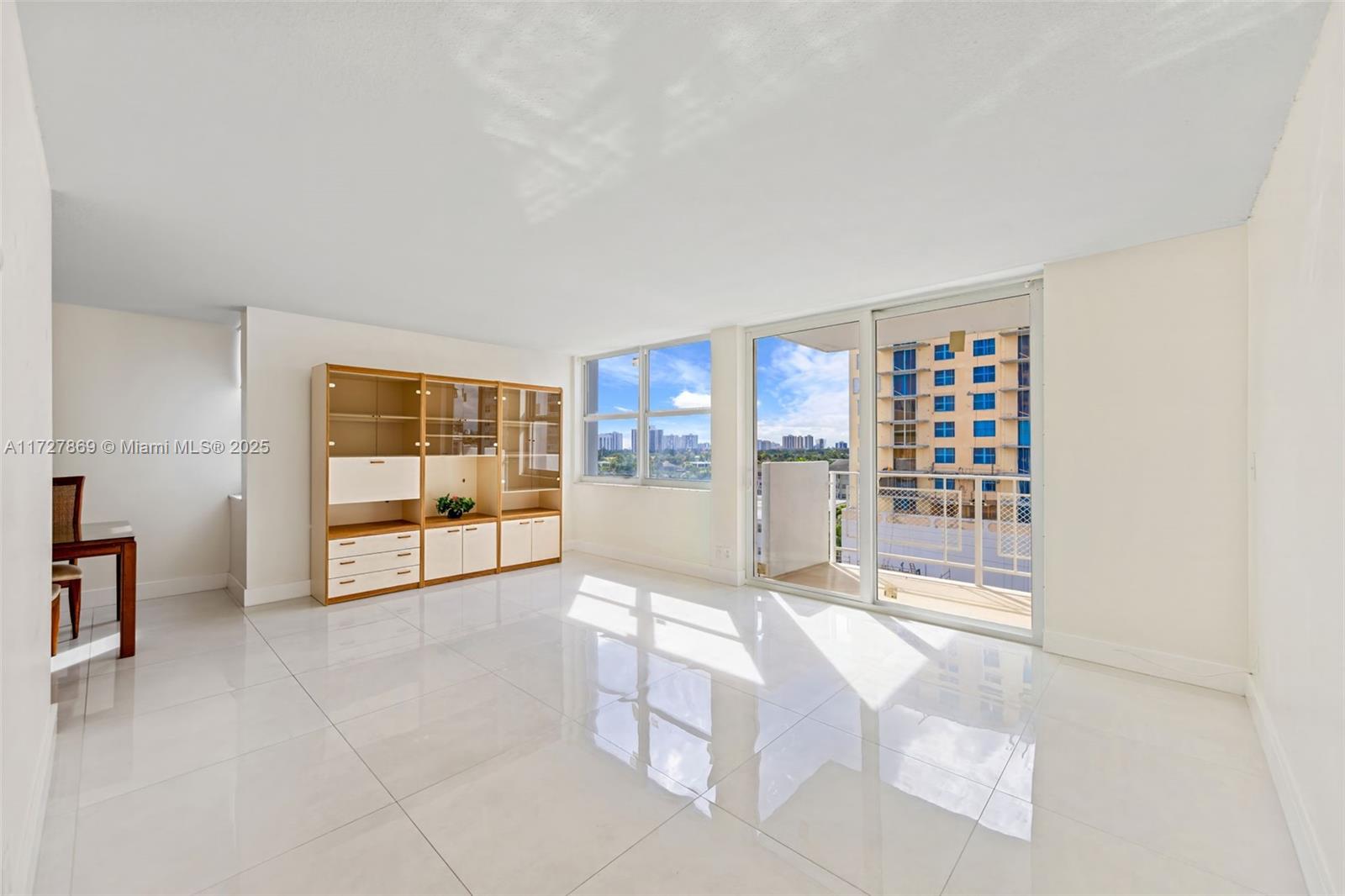 430 Golden Isles Dr #707, Hallandale Beach, Florida image 3