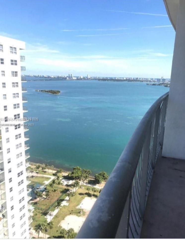 Amazing studio apartment with stainless steal appliances. Views everywhere! spectacular views of the bay and the
Miami Skyline. Amenities throughout the community, guarded entrance, pool, state of the art gym. Close to
Brickell, Wynwood areas and short ride to South Beach.