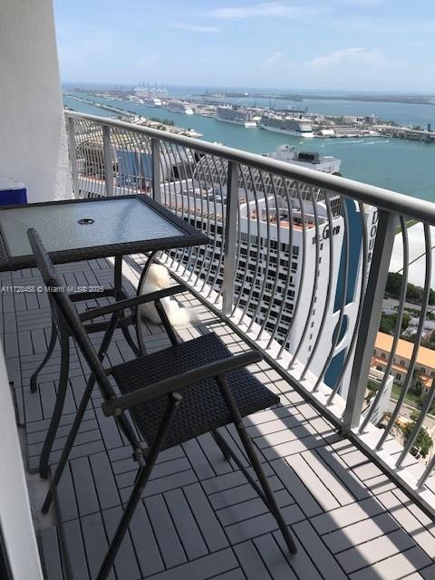 Beautiful city views from this 1/1 unit with tile & wood floors, open kitchen, granite countertops and SS appliances. Washer and dryer in the unit. Great location in Edgewater, steps from Metrorail, few blocks from theaters, museums and Downtown, and close also to Brickel, Wynwood, District Design and 10 drive to the South Beach.