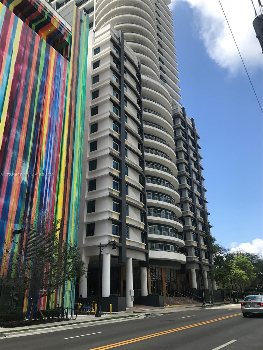 Beautiful corner unit 1 Bed/ 1 Bath with amazing water & city views, tile floors, European style kitchen withstainless steel appliances. Great building with plenty of amenities and fullservice. Excellent location in Brickell, walk to work, shop, bank, and much more.