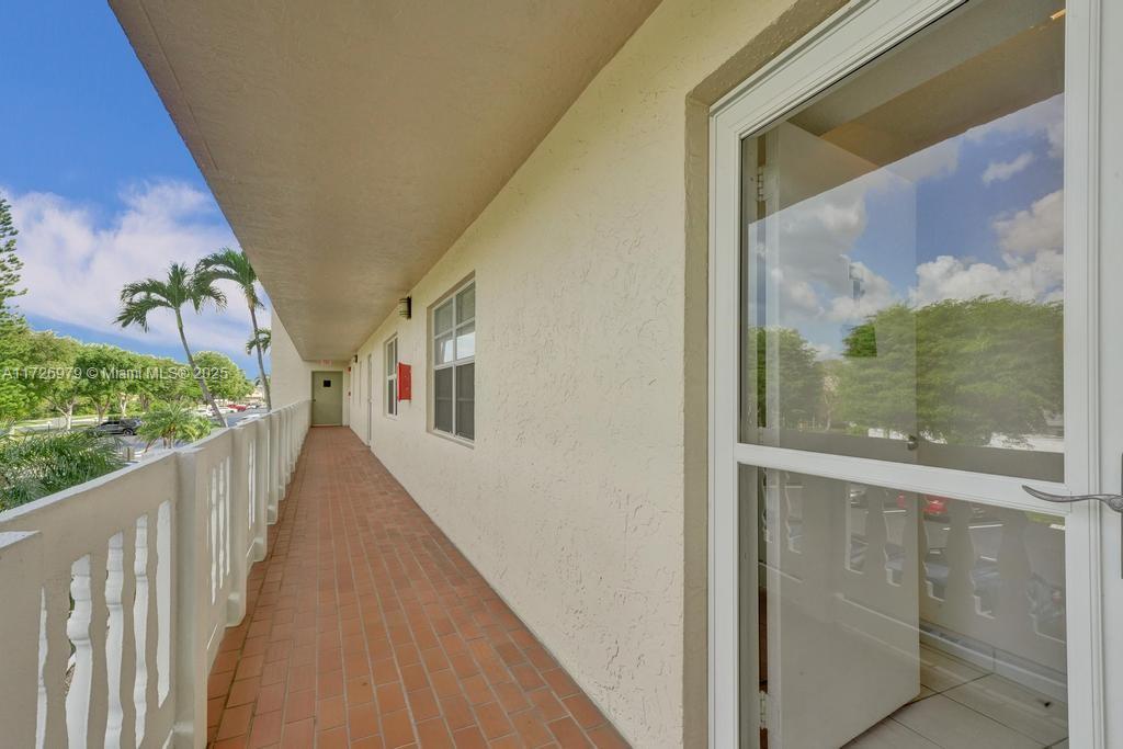 324 SE 10th St #203, Dania Beach, Florida image 2