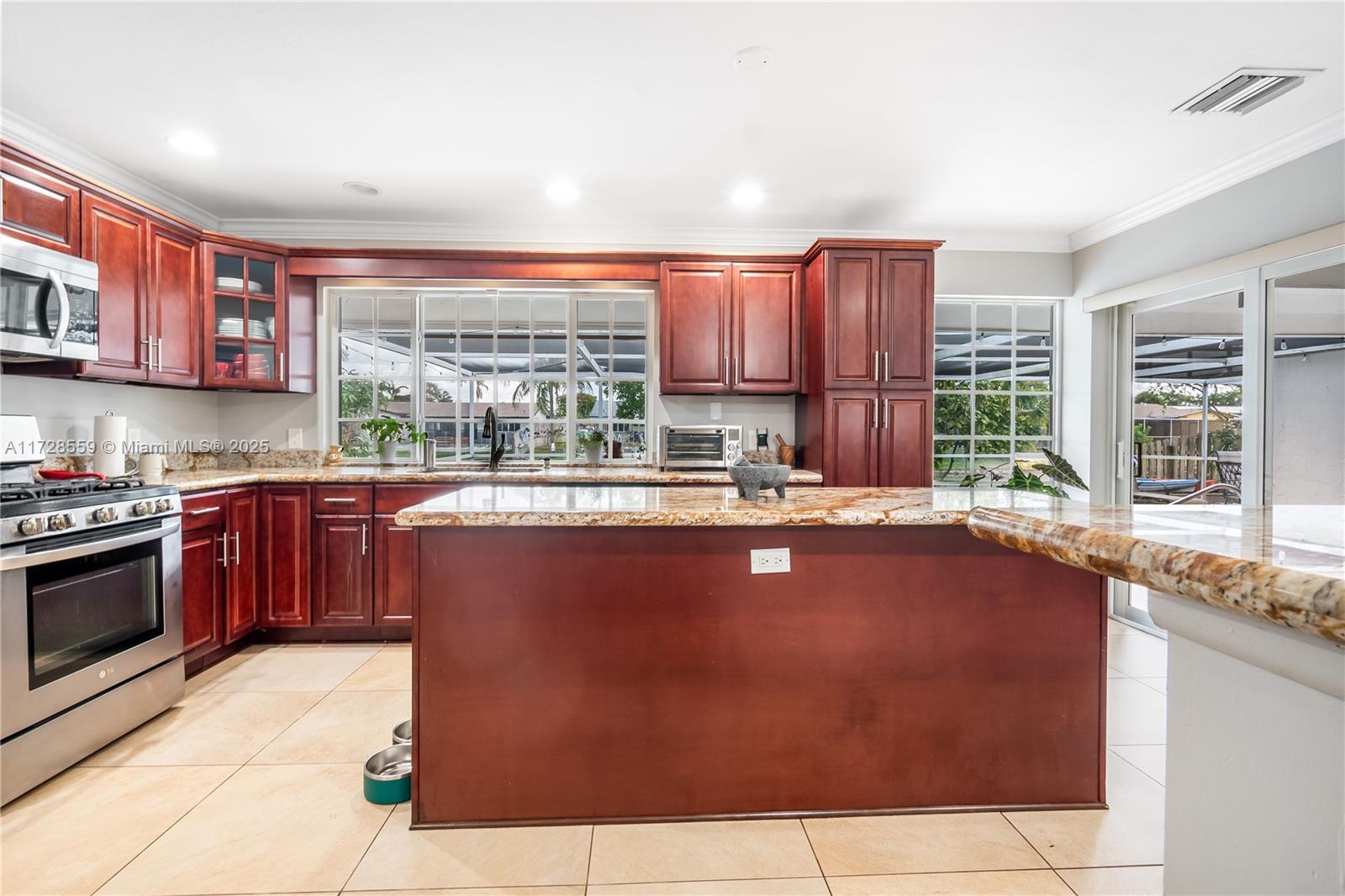 2440 NW 94th Way, Sunrise, Florida image 3