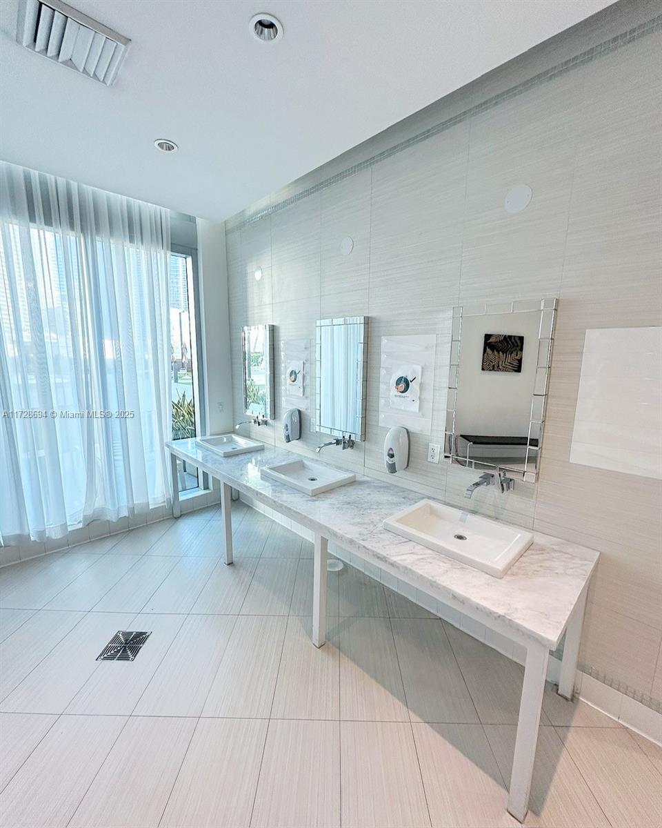 350 S Miami Ave #1215, Miami FL 33130