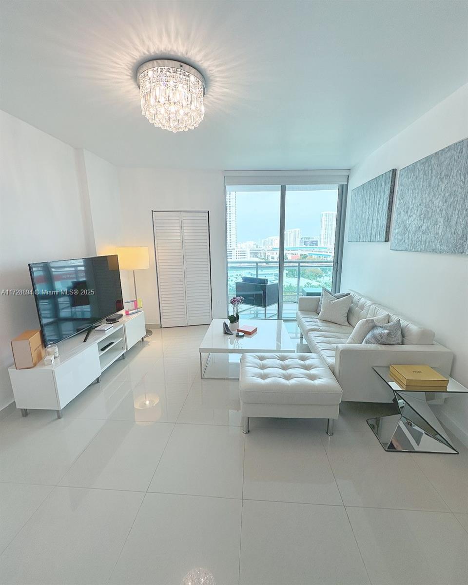 350 S Miami Ave #1215, Miami FL 33130