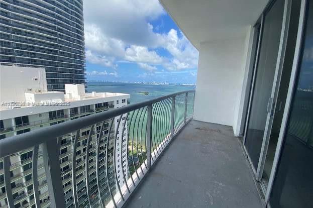 Luxurious 0/1 at Opera Tower Condominium located minutes away from Brickell, Design District and Miami Beach. Building has comprehensive amenities. This unit is unfurnished. Looking for one year contract only.