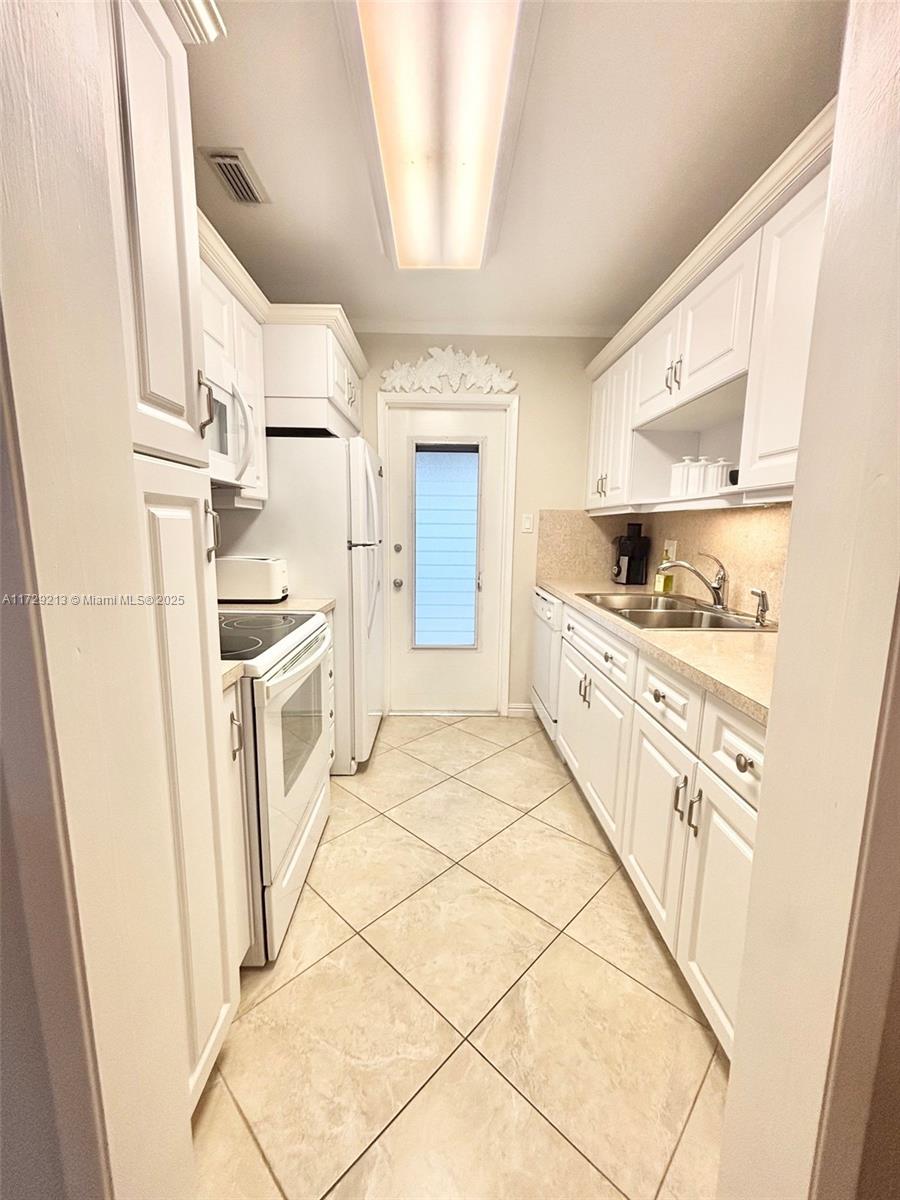 2600 Diana Dr #307, Hallandale Beach, Florida image 22