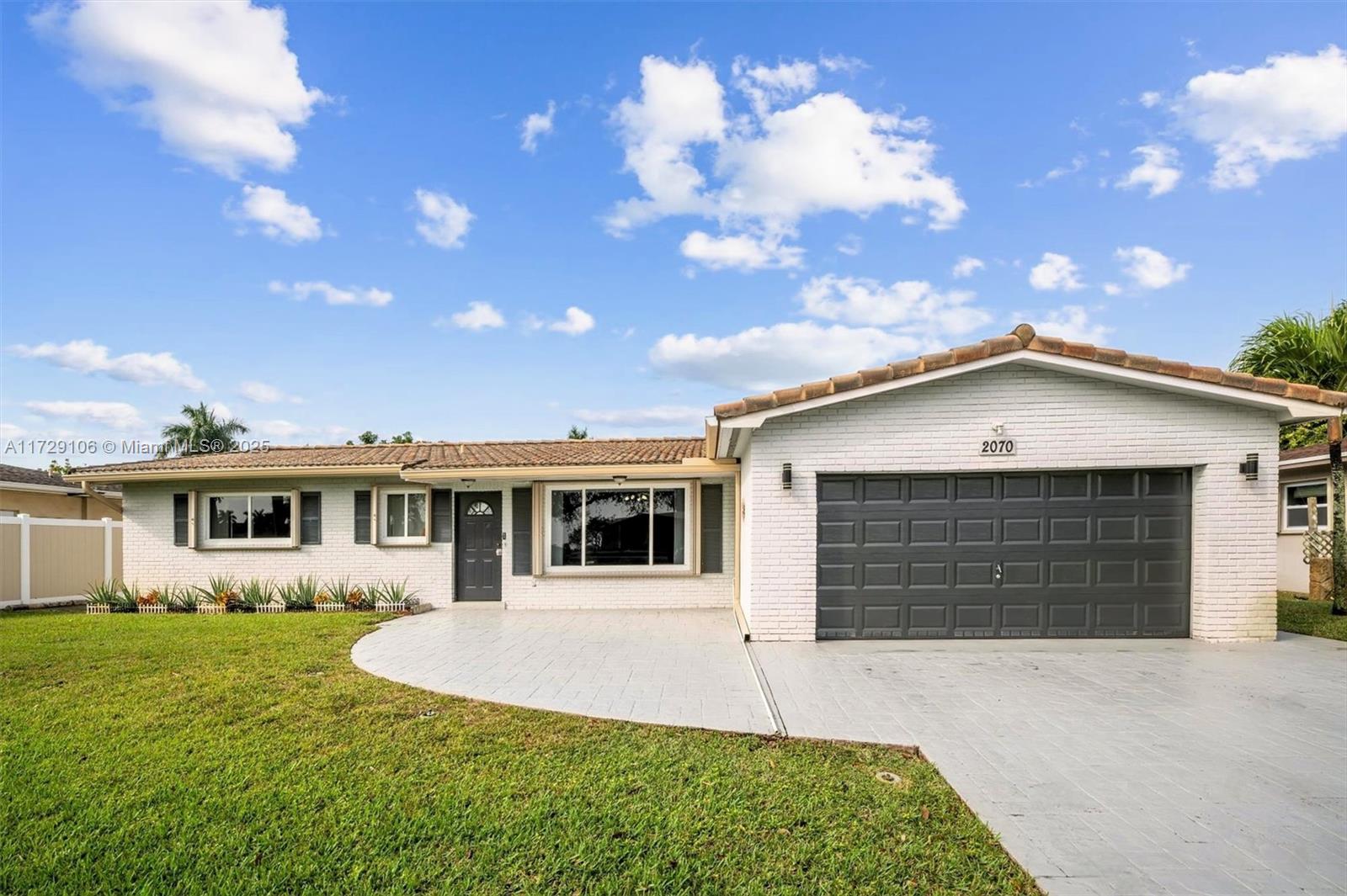 2070 NW 84th Ter, Pembroke Pines, Florida image 2