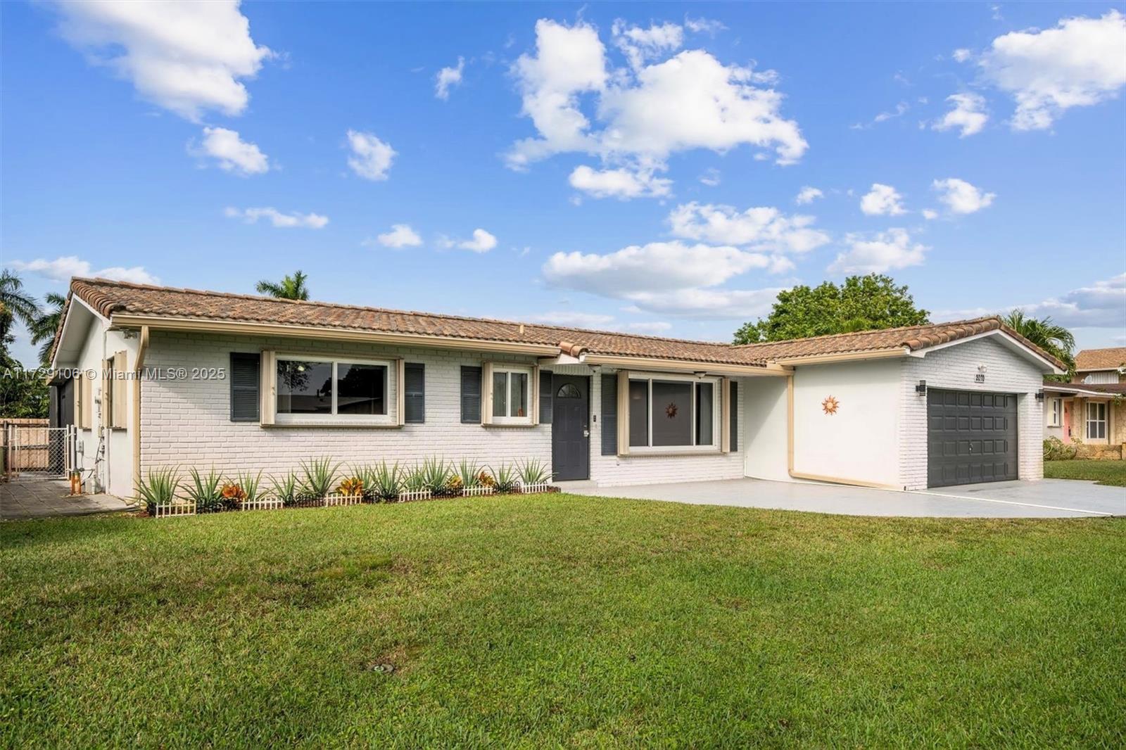 2070 NW 84th Ter, Pembroke Pines, Florida image 3