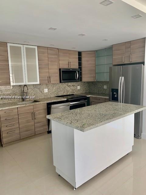 Beautifully remodeled and spacious 1 bedroom / 2 Bathrooms + Den. Corner unit with wraparound balcony. Newer appliances, high impact glass windows. Great location, close to schools, shopping, dinning and the beach.