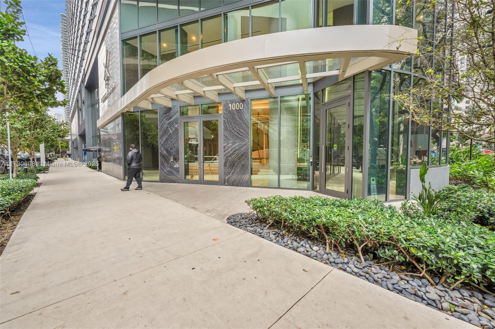 1000 Brickell Plz #3914, Miami FL 33131