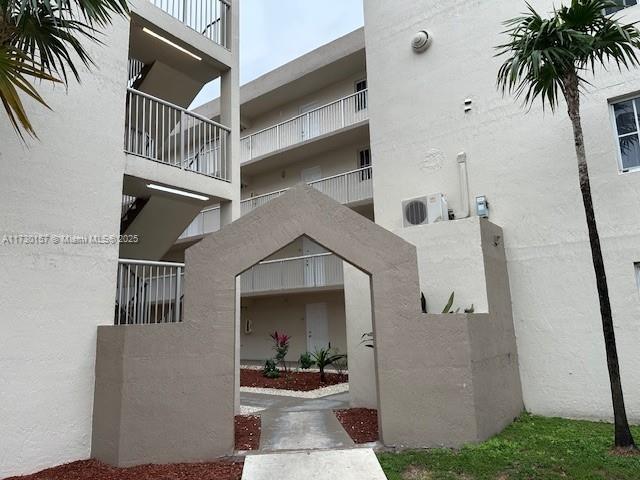 Residential, Hialeah, Florida image 2