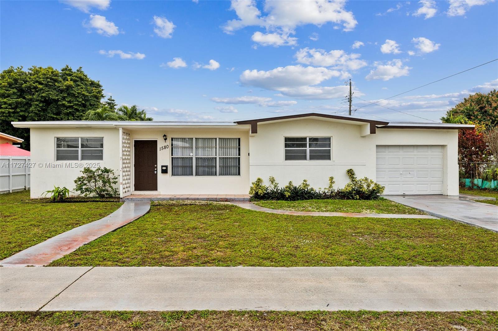 1580 W 55th Pl, Hialeah, Florida image 2