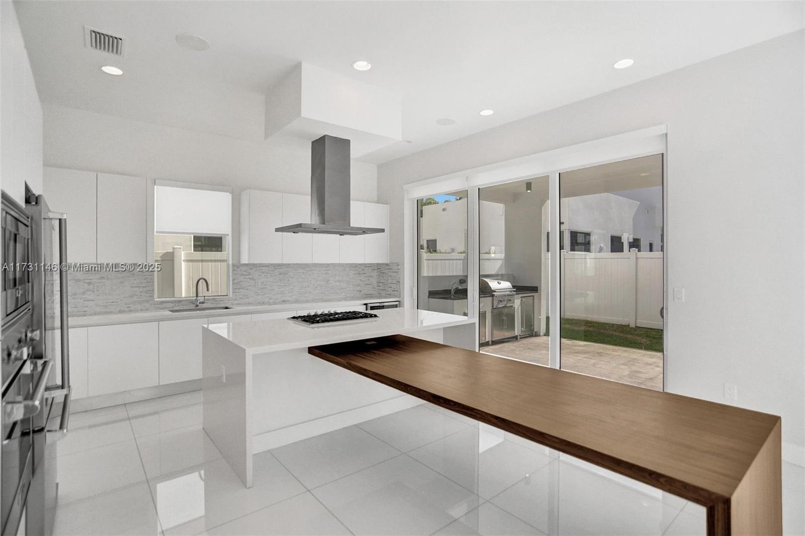 10230 NW 75th Ter, Doral, Florida image 14