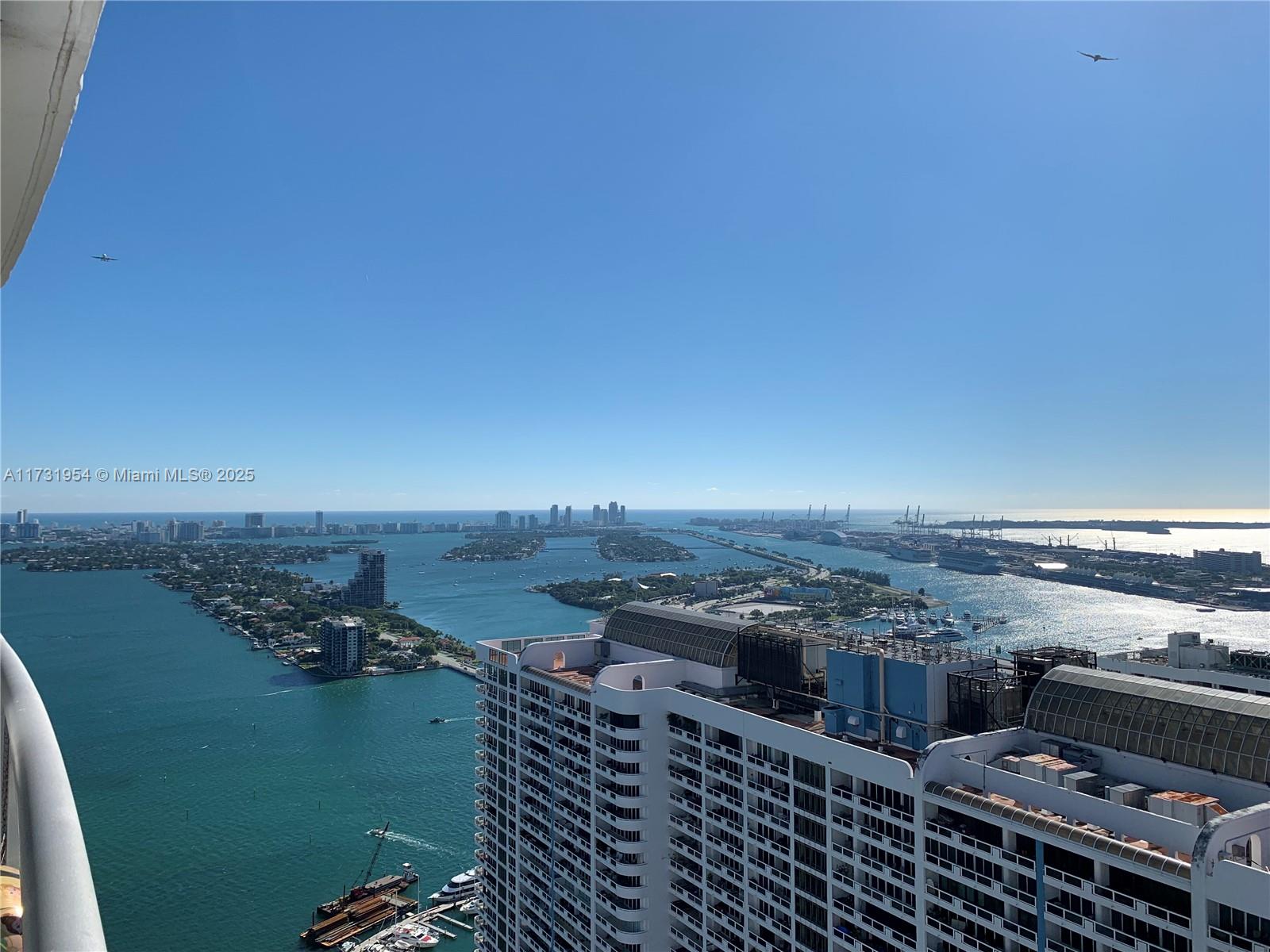 Beautiful Studio in Edgewater with STUNNING VIEWS OF BISCAYNE BAY AND DOWNTOWN. Great building, with security, valet parking, swimming pool, gym and much more! Great location! Close to park, shopping, restaurants, Brickell, Design District, Beaches and more.