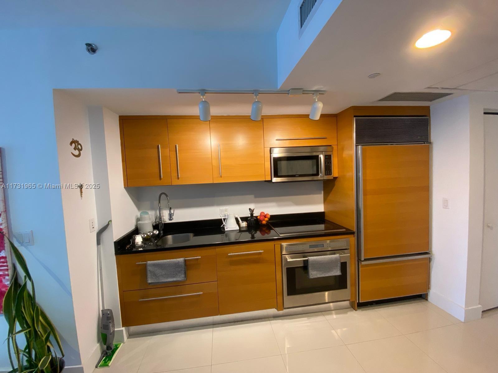 475 Brickell Ave #1710, Miami FL 33131