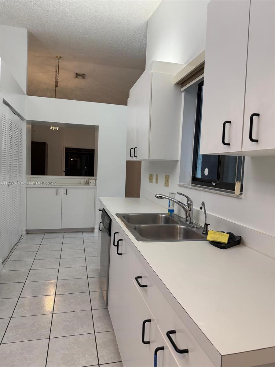 8204 NW 100th Ln, Tamarac, Florida image 2