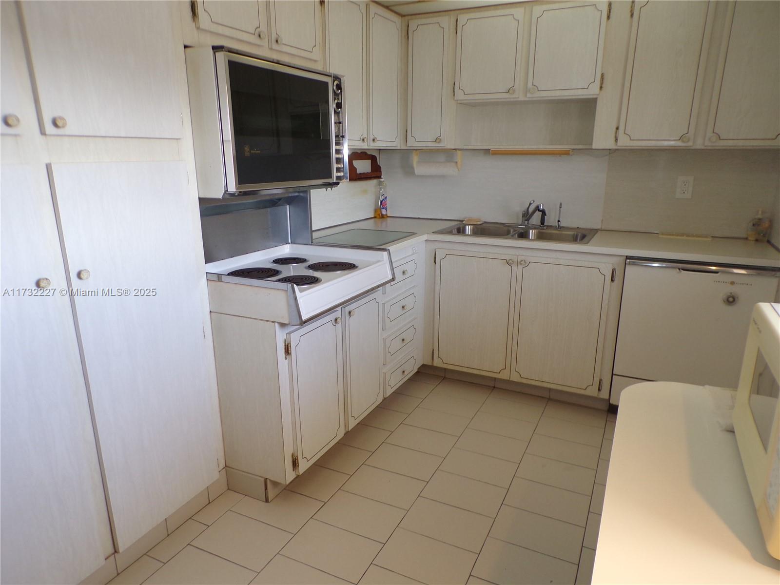3030 Marcos Dr #T601, Aventura, Florida image 32