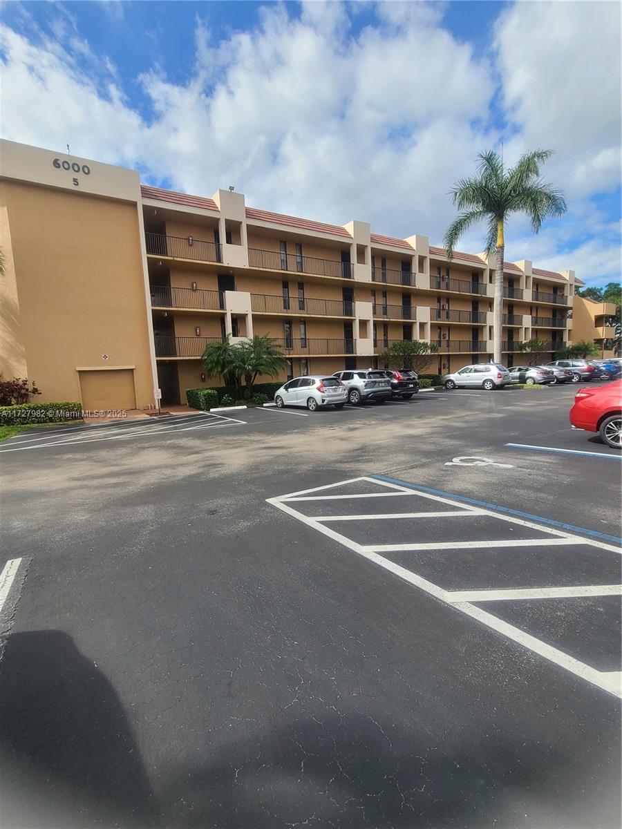 6004 Coral Lake Dr #104, Margate, Florida image 2