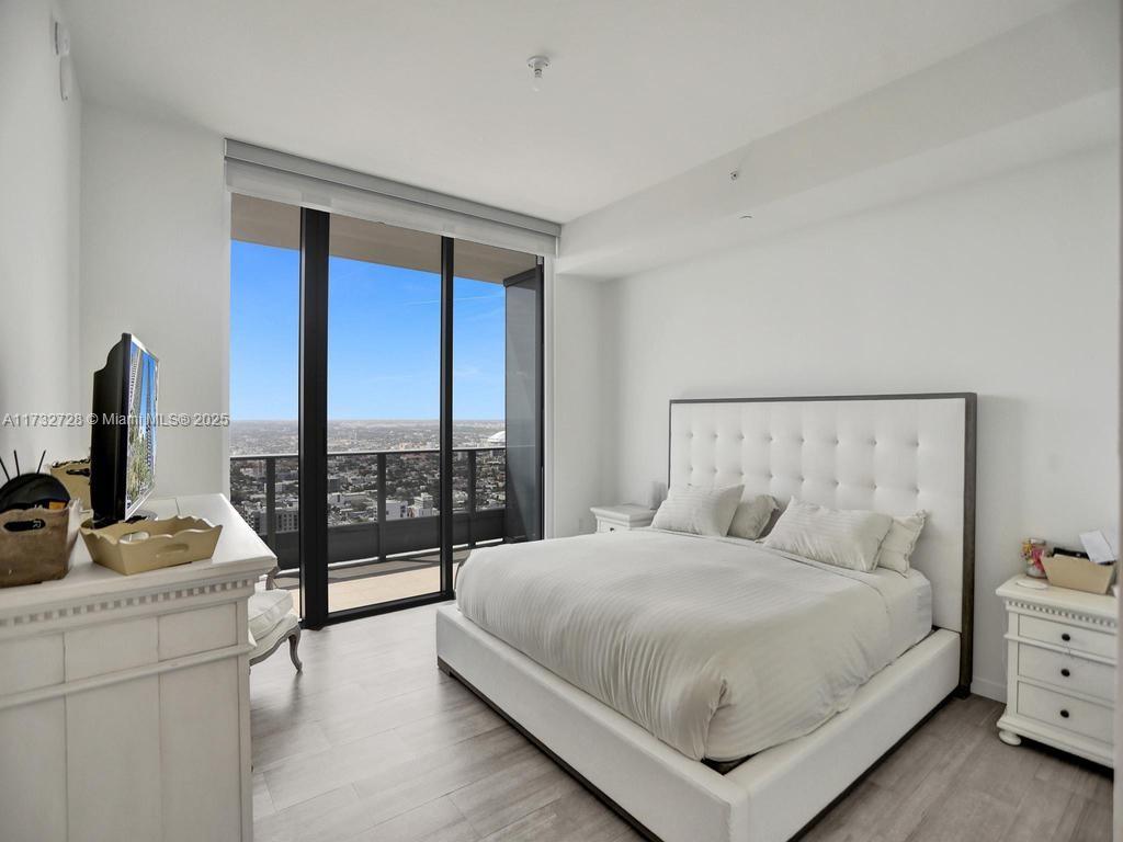 1000 Brickell Plz #PH5204, Miami FL 33131