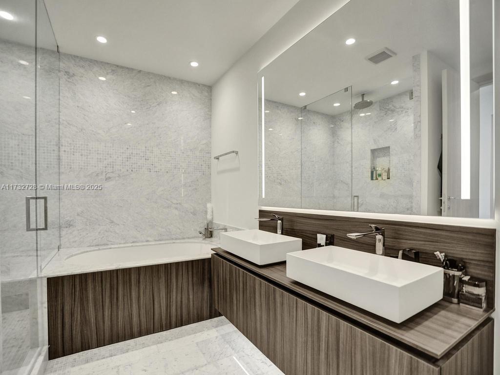 1000 Brickell Plz #PH5204, Miami FL 33131