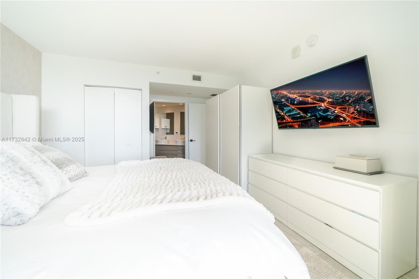 121 NE 34th St #2104, Miami FL 33137