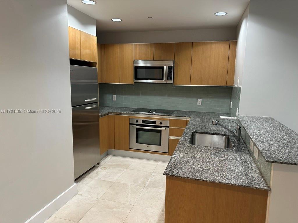 Beautiful Large studio on the 26 st floor. Live in the middle of Miami's heart, located short- distance to restaurants, grocery stores, Whole foods, Nightlife entertainment, Metromover. Vacant property. Ready to move. Freshly painted. Washer and dryer inside the unit. You must see.