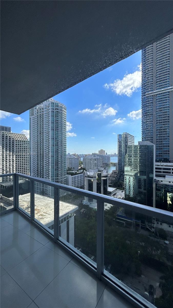 Spacious 1 bedroom apartment at 1060 Brickell Condo. Live in the heart of Brickell. This unit features Bosh appliances, kitchen Island, washer and dryer, assigned parking space. The community is well managed and includes swimming pool, hot tub, state of the art fitness center, billiard room, virtual golf room, business center...and much more! Available to move in immediately. Please note that the building is under renovation: balconies will be closed for 4 to 6 months and swimming pool only opens during the weekend. This unit usually is rented for $3000 a month and the asking rent reflects a discount due to the inconvenience created by the construction. Renovation schedule is weekdays 9am to 5pm, outside that timeframe there is no noise allowed by construction workers.