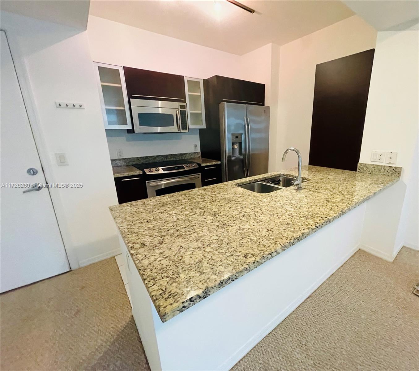 Beautiful 1 bed / 1 bath in the heart of Brickell. The residence features stainless steel appliances, imported Italian cabinetry Amenities:24 hr security and concierge, 24-hour valet parking, State of the art Fitness Center in each tower, 2 Infinity-edge heated pools, Steam room, Theater room, Business center, party room, pool table & lounge. Walk to Mary Brickell Village and Brickell City Center mall. Water & basic cable included.