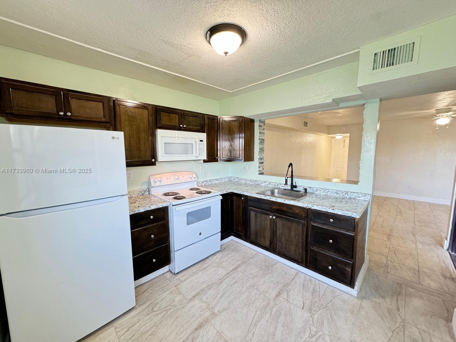 1051 Jefferson Dr #1051J, Homestead, Florida image 3