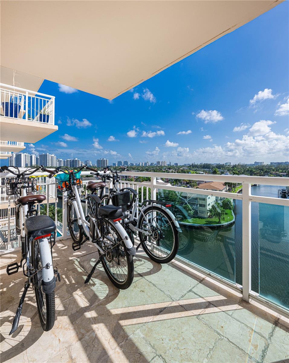 437 Golden Isles Dr #8D, Hallandale Beach, Florida image 4