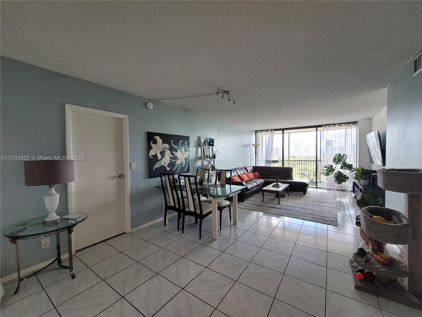 20301 W Country Club Dr #1124, Aventura, Florida image 3