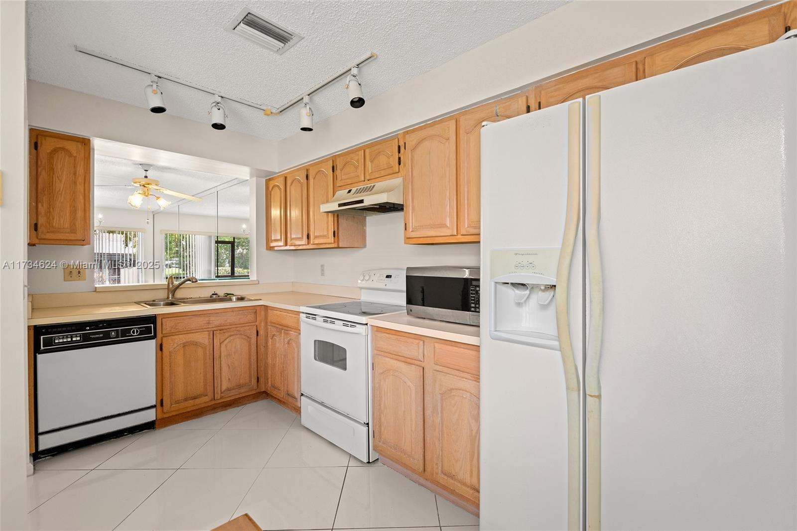 10836 Cypress Glen Dr, Coral Springs, Florida image 9