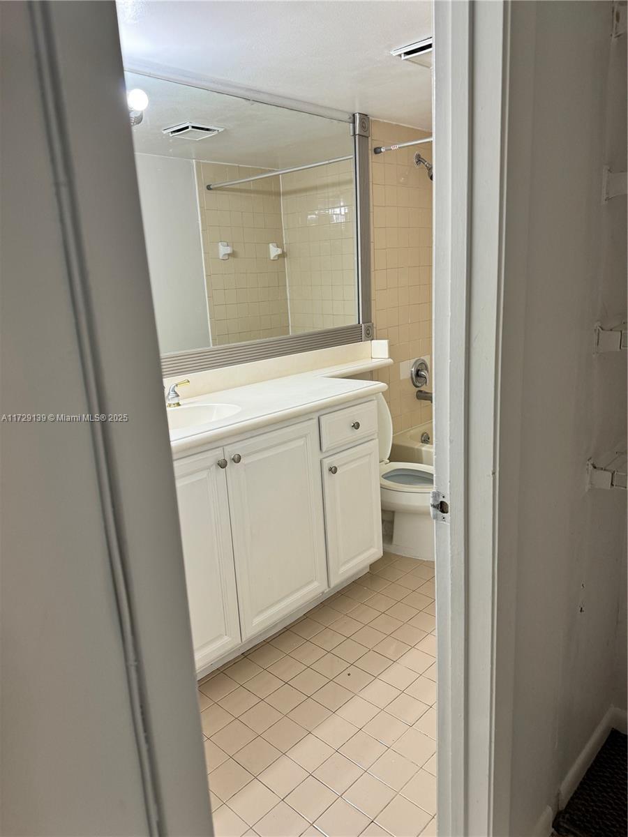 8773 Shadow Wood Blvd #303, Coral Springs, Florida image 2