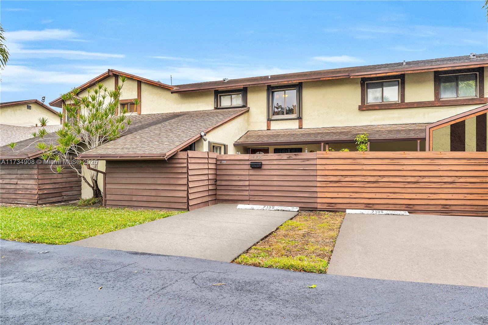7135 SW 105th Ct  For Sale A11734908, FL