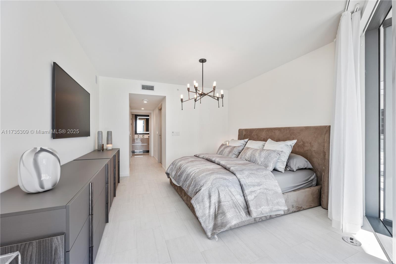 1000 Brickell Plz #3702, Miami FL 33131