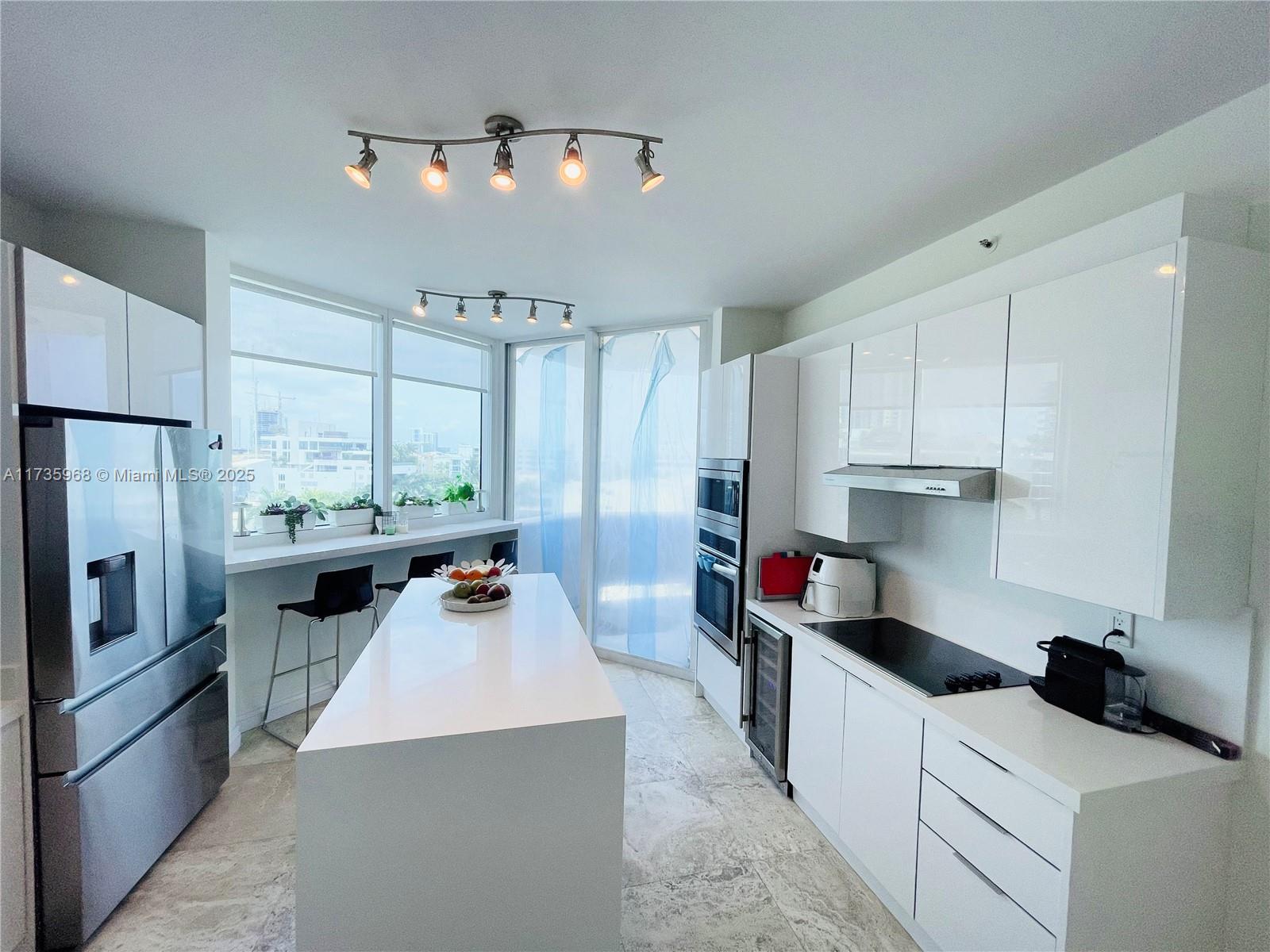 300 S Pointe Dr #705, Miami Beach FL 33139