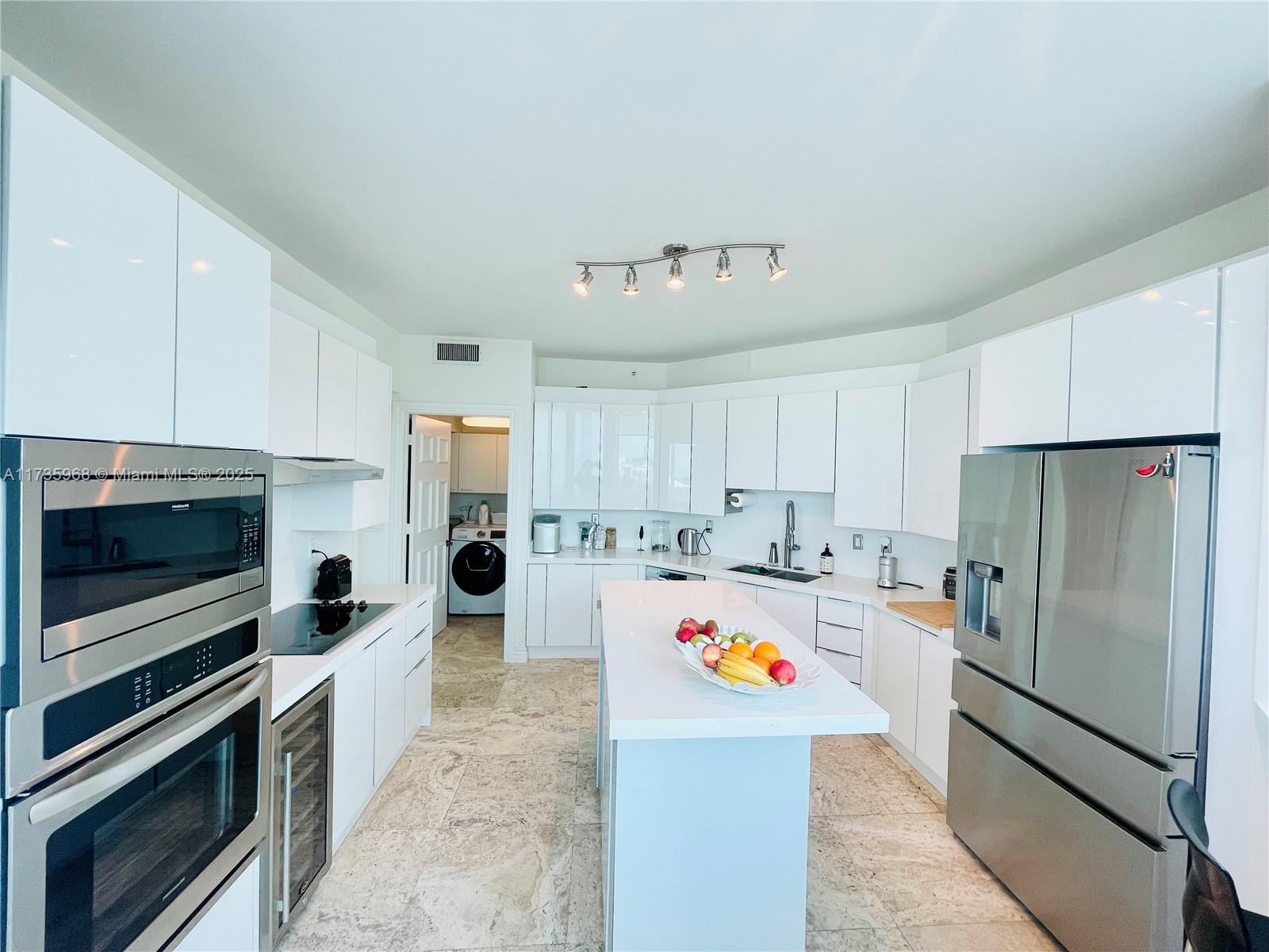 300 S Pointe Dr #705, Miami Beach FL 33139