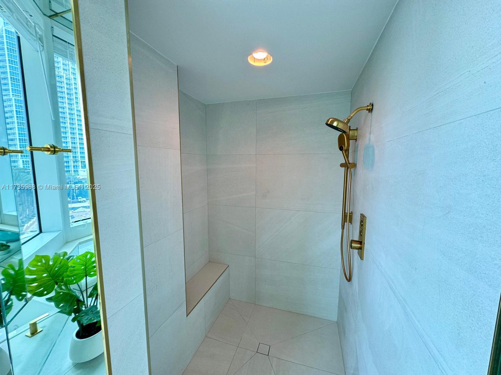 300 S Pointe Dr #705, Miami Beach FL 33139