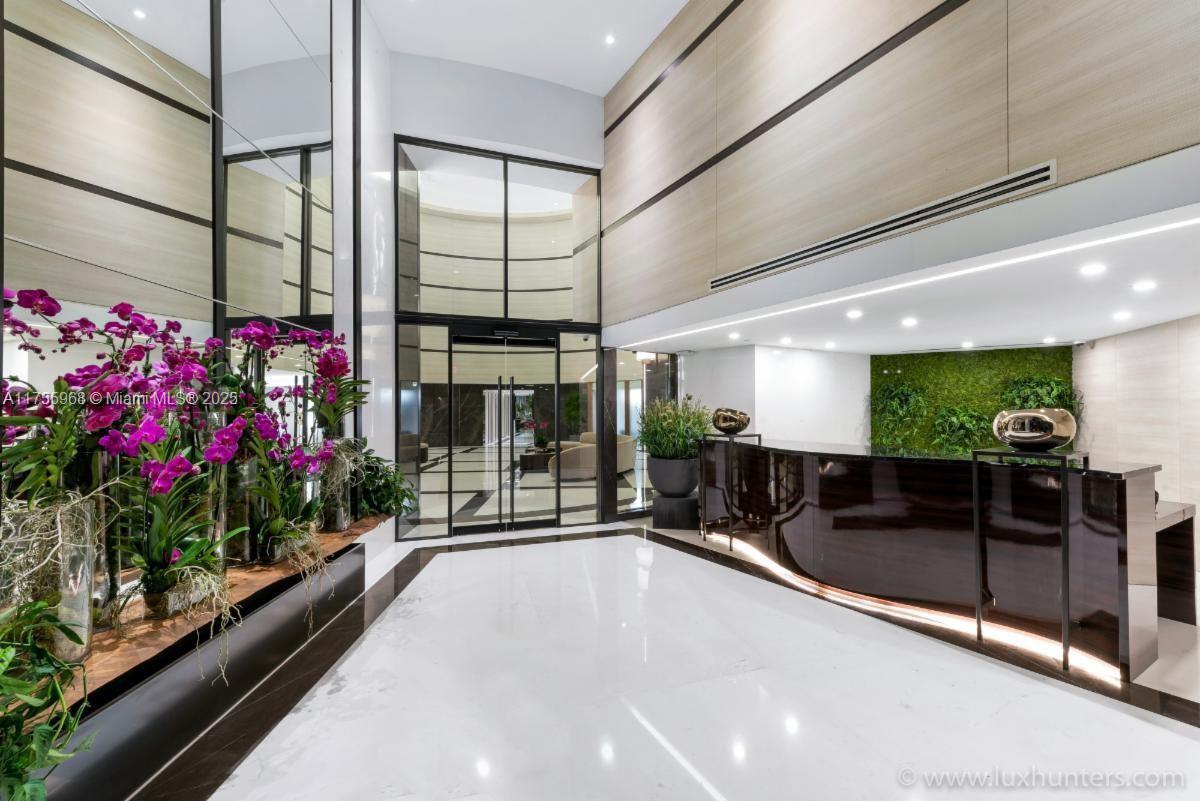 300 S Pointe Dr #705, Miami Beach FL 33139