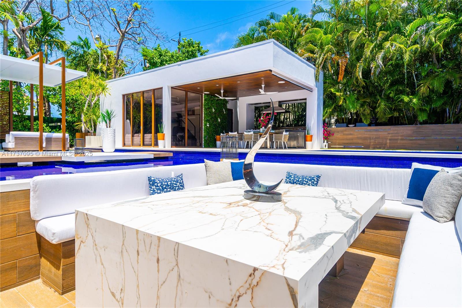3009 Pine Tree Dr Miami Beach, FL 33140