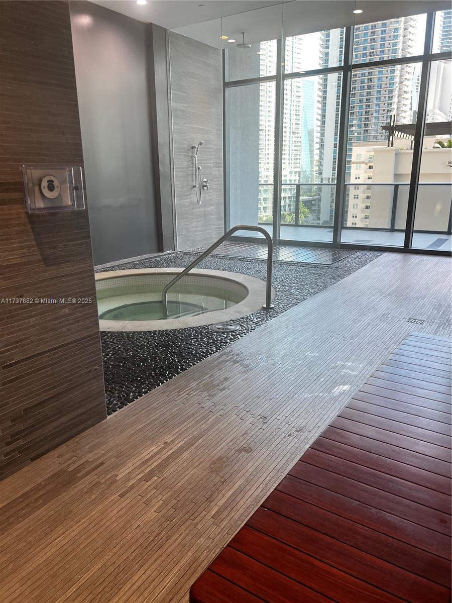 55 SW 9th St #2301, Miami FL 33130