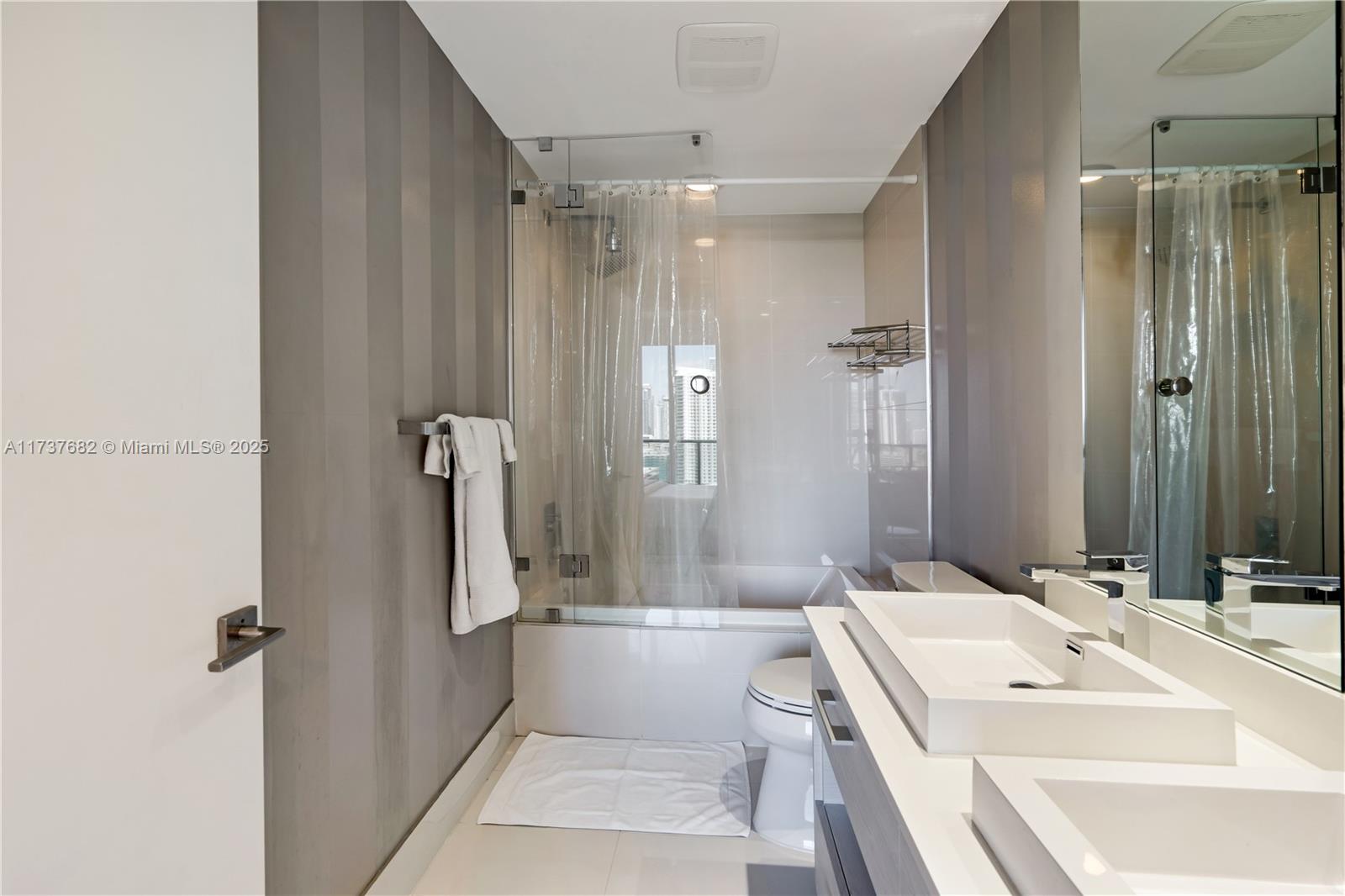 55 SW 9th St #2301, Miami FL 33130