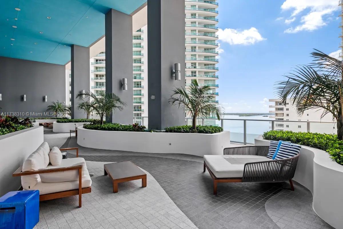 1300 Brickell Bay Dr #2512, Miami FL 33131