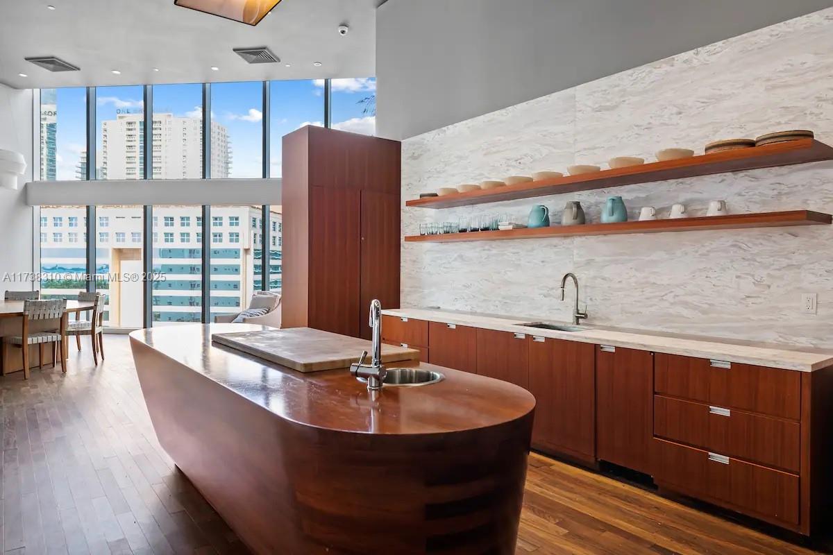 1300 Brickell Bay Dr #2512, Miami FL 33131
