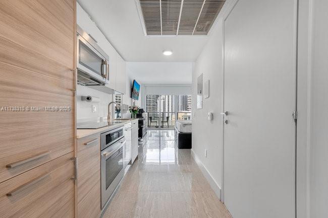 1300 Brickell Bay Dr #2512, Miami FL 33131