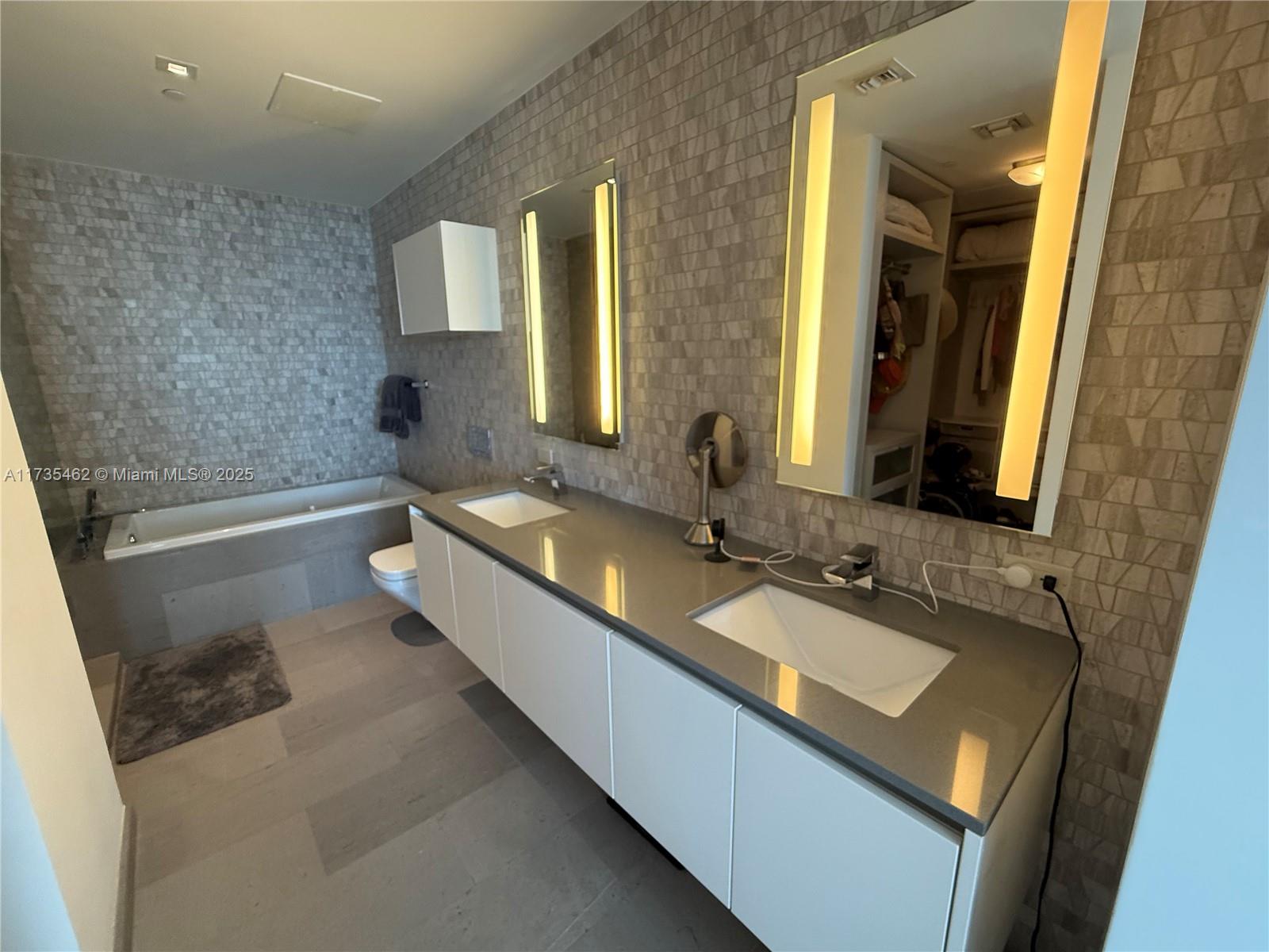 88 SW 7th St #3406, Miami FL 33130