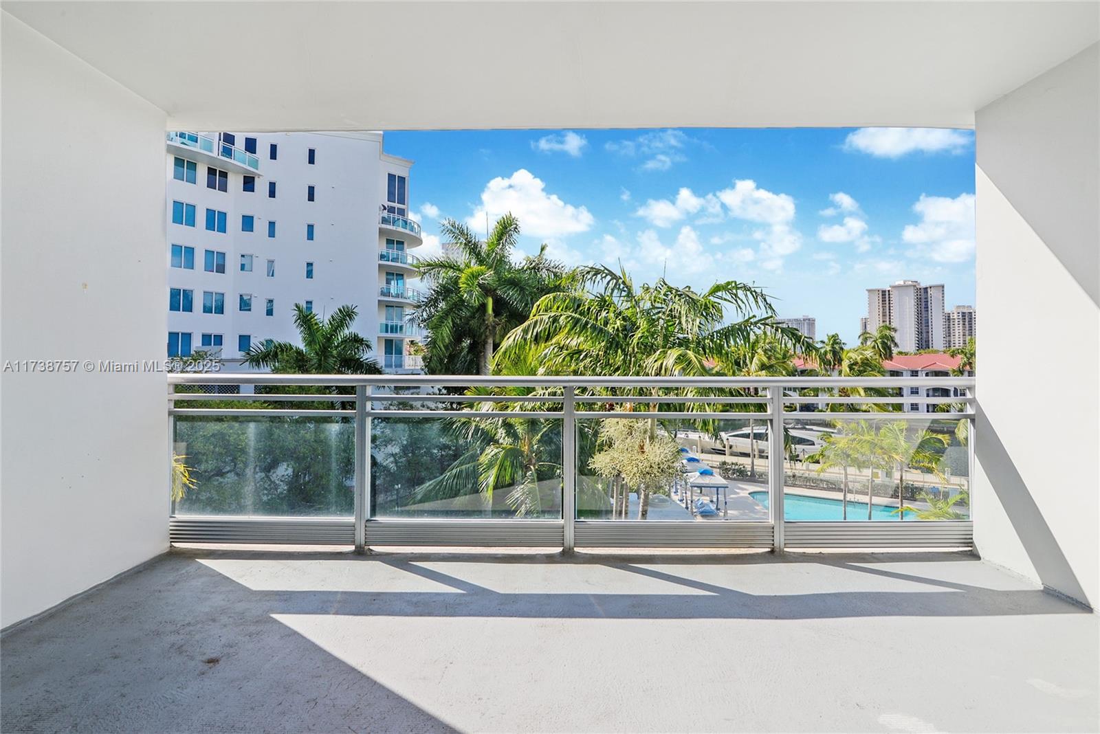 2950 NE 188th St #323, Aventura FL 33180