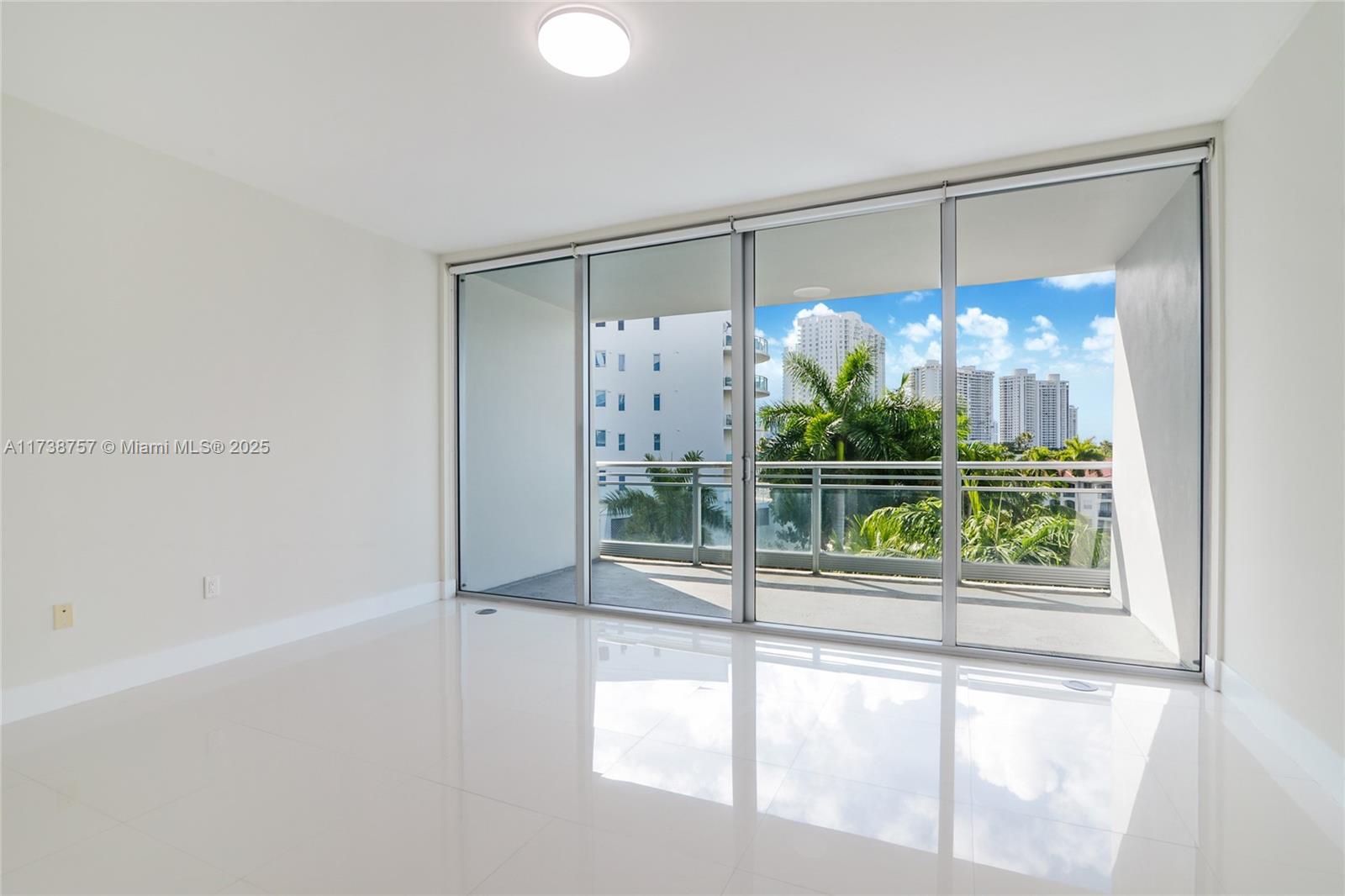 2950 NE 188th St #323, Aventura FL 33180