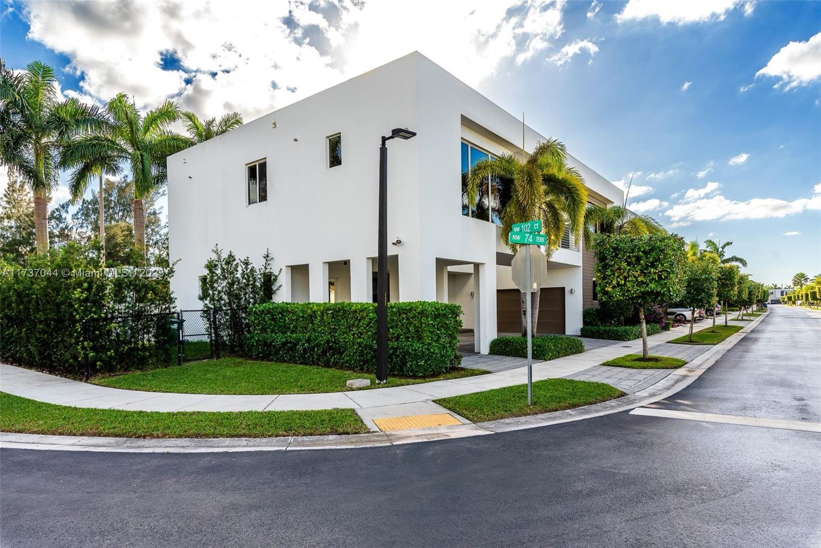 10220 NW 74th Ter, Doral, Florida image 2